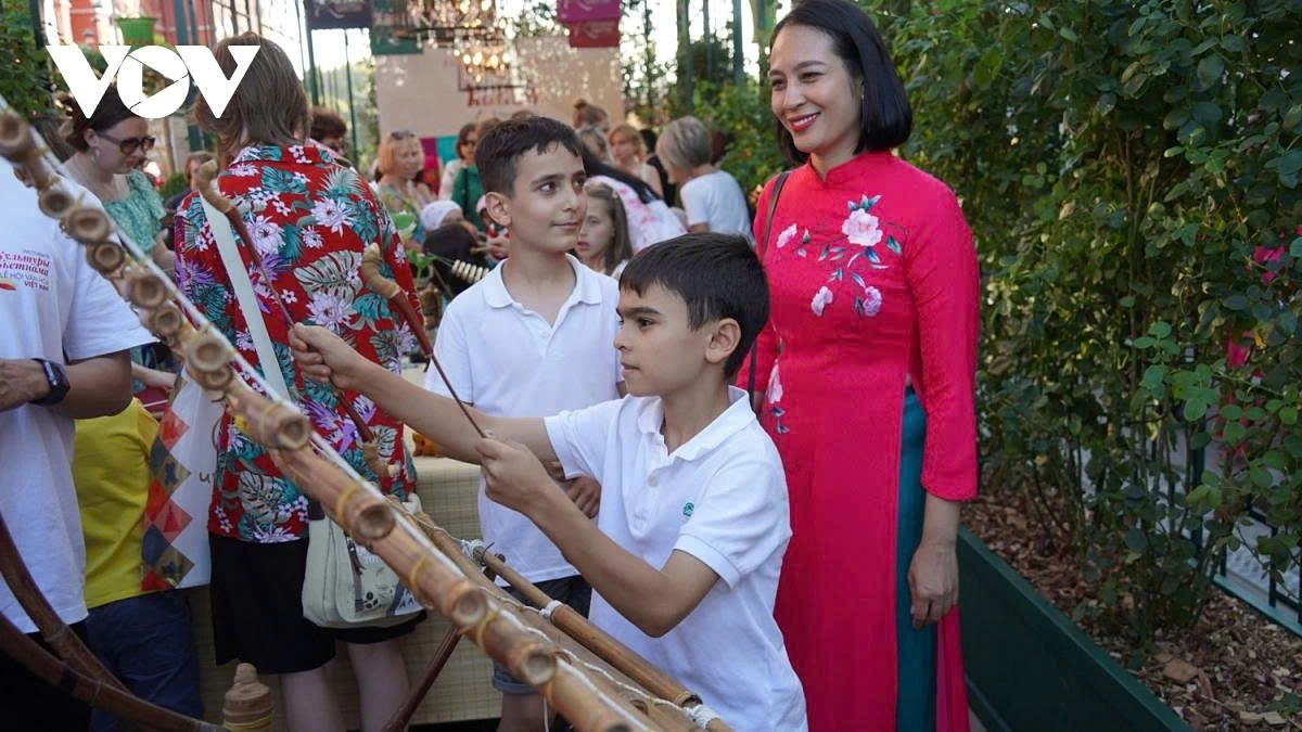 Russian children are eager to learn about traditional Vietnamese musical instruments