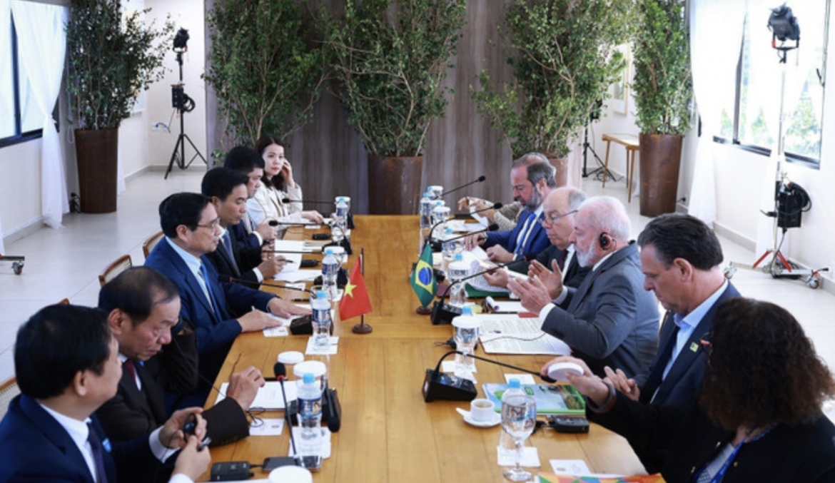 A view of the talks between PM Pham Minh Chinh and Brazilian President Luiz Inacio Lula da Silva. (Photo: VNA)