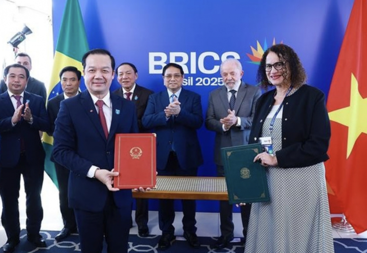 The two leaders witness the exchange of the MoU between the Vietnamese Ministry of Science and Technology and the Brazilian Ministry of Science, Technology and Innovation. (Photo: VNA)