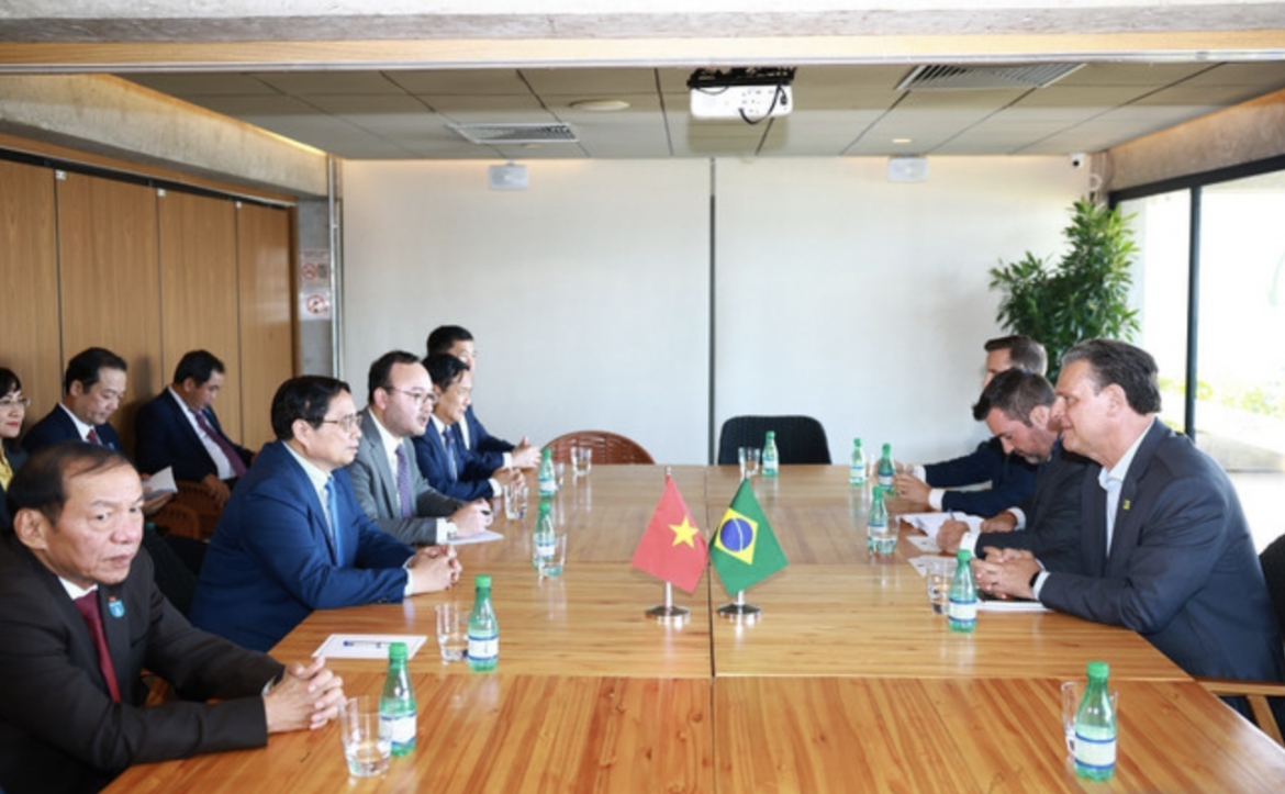 PM Pham Minh Chinh (second, left) receives Brazilian Minister of Agriculture Carlos Fávaro. (Photo: VNA)