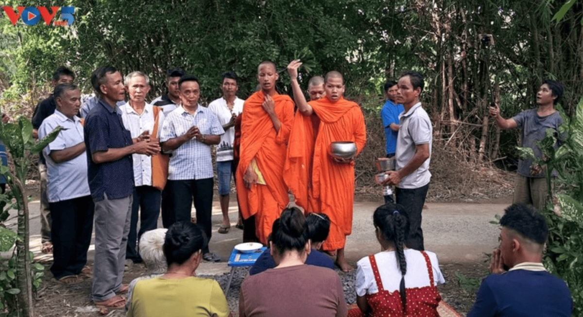 Monks chants blessings to the villagers. (photo: Thach Tra Vinh)