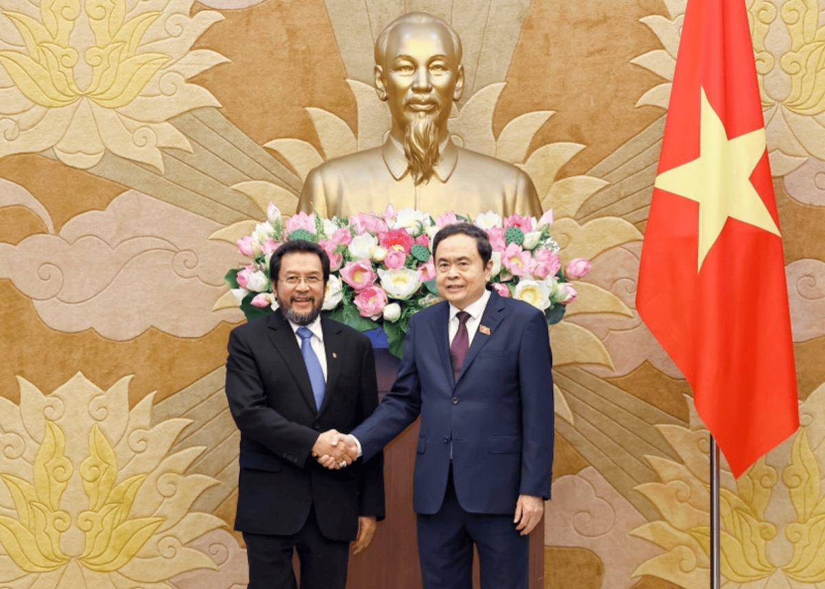 NA Chairman Tran Thanh Man (R) meets with Yorrys Raweyai, Deputy Speaker of the Regional Representative Council (DPD) of Indonesia, in Hanoi on July 10, 2025. (Photo: VNA)