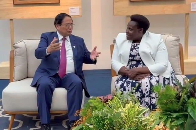 PM Pham Minh Chinh (L) meets with Ugandan Vice President Jessica Rose Epel Alupo in Rio de Janeiro on July 6. (Photo: Government Portal)