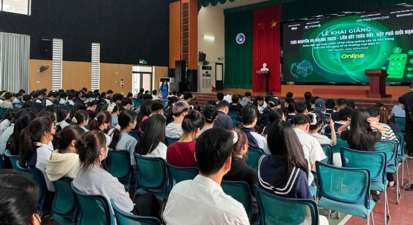 Representatives from SMEs participate in an intensive hands-on training course on advertising and sales on digital and e-commerce platforms