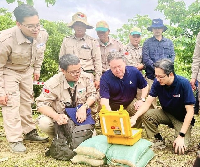 Deputy Minister of Foreign Affairs Do Hung Viet (right) and US Ambassador to Vietnam Marc E. Knapper (centre) press the button to defuse bombs in Quang Tri province. (Photo: VNA)