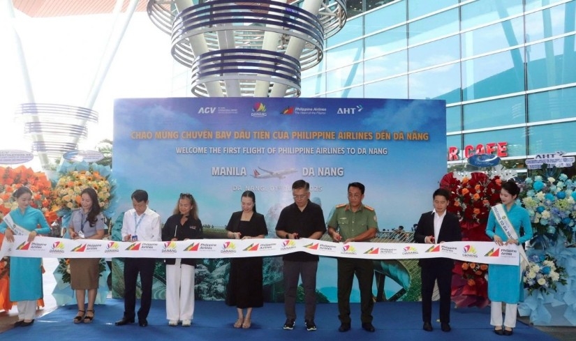 Delegates cut the ribbons to inaugurate the new flight from Manila to Da Nang