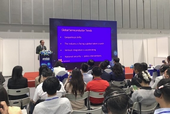 Daniël Stork, Consul General of the Netherlands in HCM City, speaks at the seminar “Vietnam’s Semiconductor Industry – Investment, Development &amp; Collaboration Opportunities” in HCM City on July 2