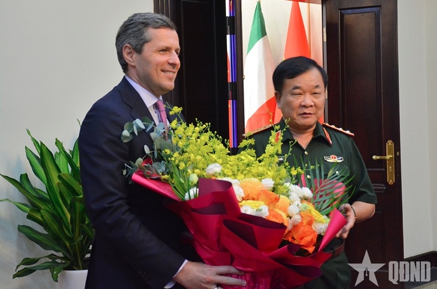 Senior Lieutenant General Hoang Xuan Chien and Italian Undersecretary of State for Defence Matteo Perego di Cremnago (Photo:qdnd.vn)
