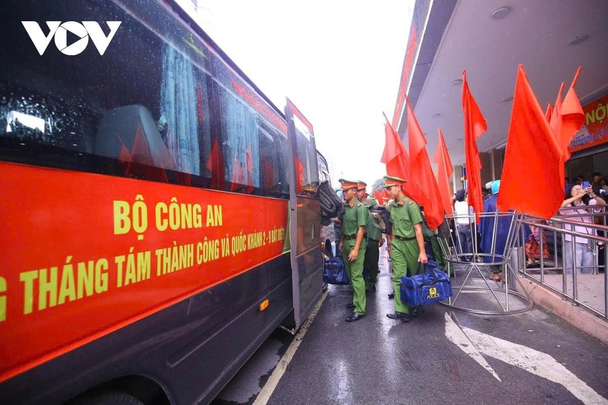 The Mobile Police Command under the Ministry of Public Security receives 566 officers of Ho Chi Minh City's Southeast Mobile Police Regiment in Hanoi on July 3 as they gather to commence training for the coming National Day parade.