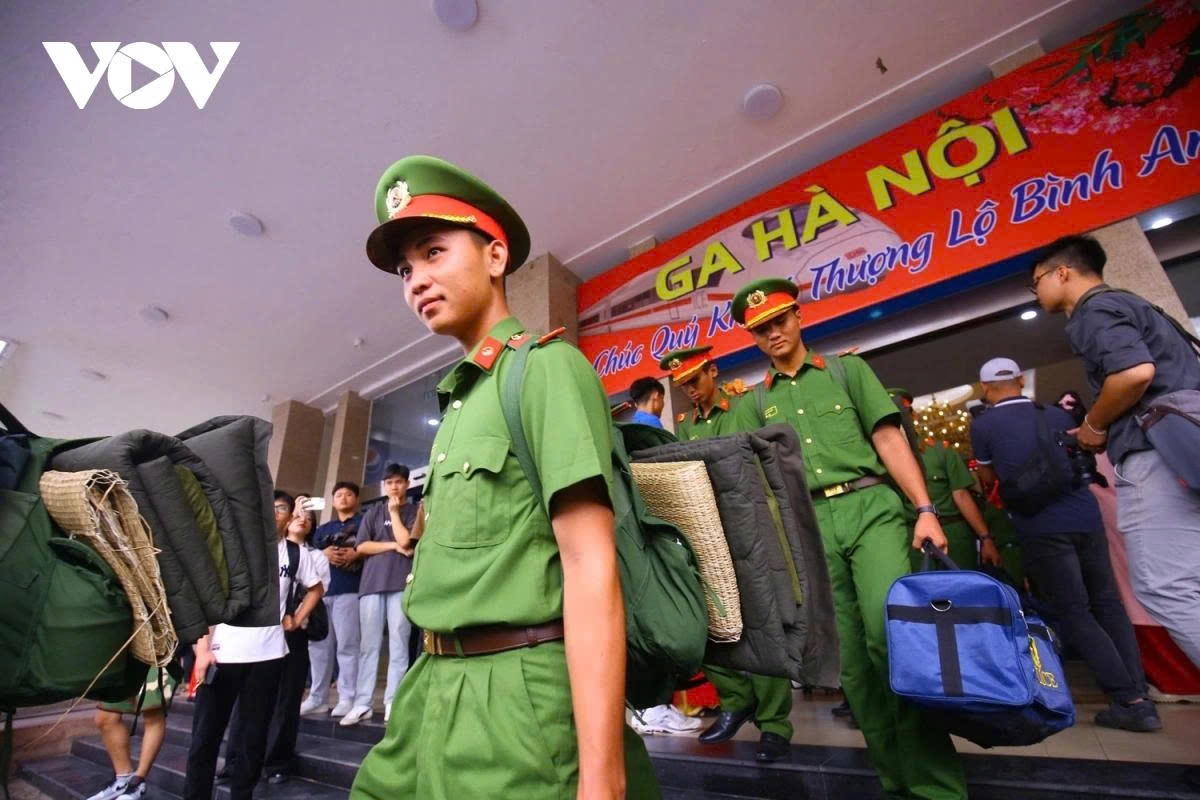 The disembarkation is conducted in an orderly and efficient manner, ensuring smooth operations at the station without disrupting other passengers or the train.