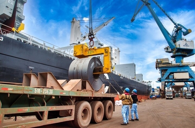 Steel coil transportation activities at the seaport. (Photo: hoaphat.com.vn)