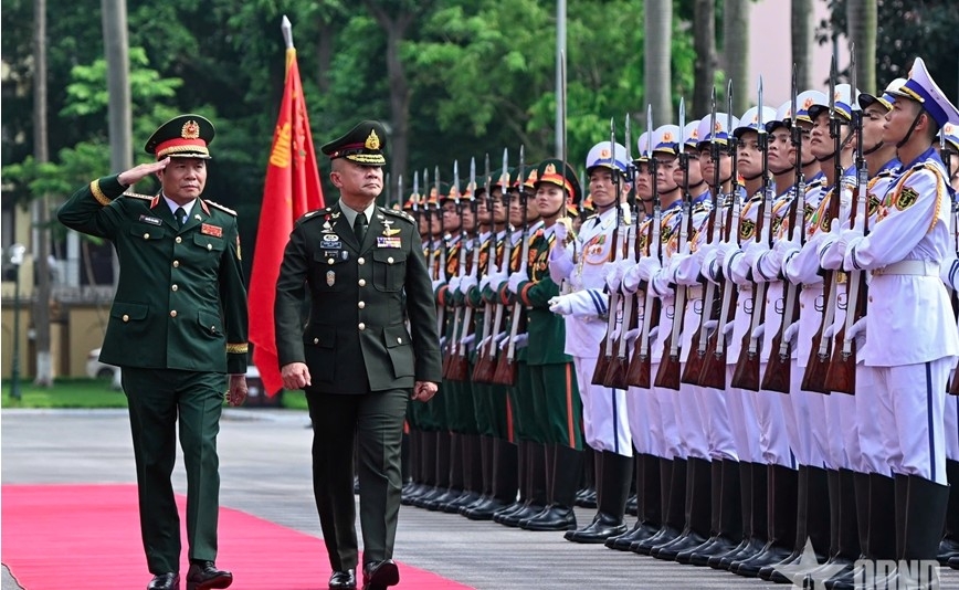 The two generals review the Vietnam People’s Army honour guard