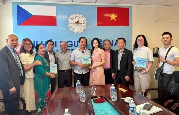 Nguyen Quyet Tien (sixth from left), an engineer and translator, donates a set of Vietnamese-Czech-English dictionaries to the Vietnamese language centre