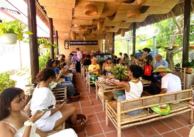 Foreign tourists join a community-based tourism model in Ho Chi Minh City. (Photo: Ministry of Culture, Sports and Tourism)