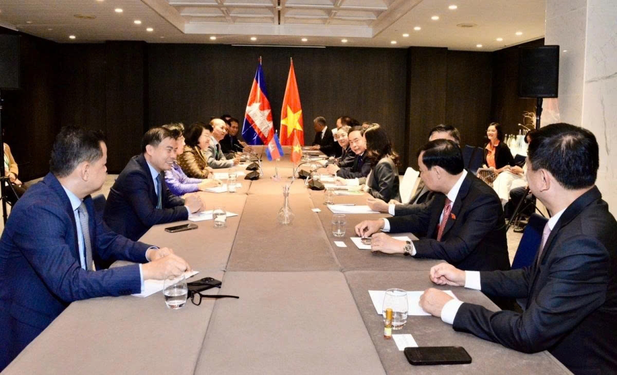 Vietnamese National Assembly Chairman Tran Thanh Man (R) and Cambodian National Assembly President Khuon Sudary discuss measures to increase Vietnam - Cambodia relations, including parliamentary cooperation, during talks in Geneva on July 29