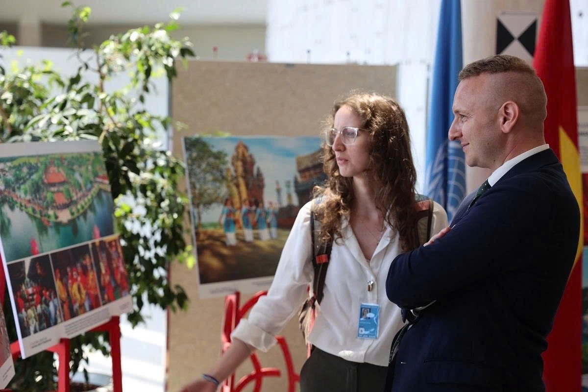 The exhibition draws much attention of international friends