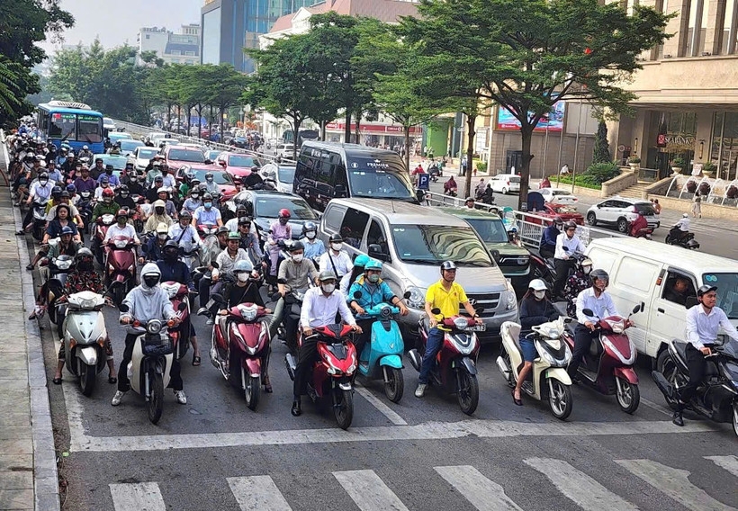 Under the Prime Minister's Directive No. 20/CT-TTg issued on July 12, Hanoi will become the first Vietnamese city to ban fossil fuel-powered motorcycles and mopeds from the city's inner Ring Road 1, starting July 1, 2026. (Photo: VNA)