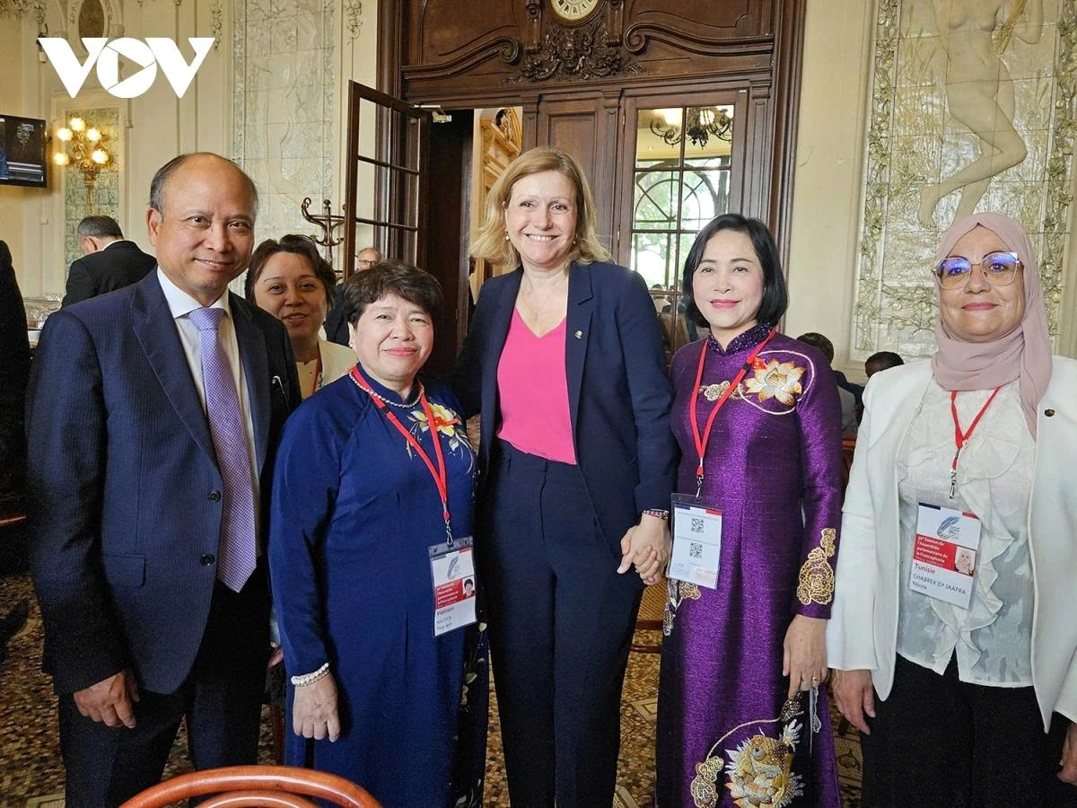 Vice Chairwoman of the National Assembly of Vietnam Nguyen Thi Thanh (second from right) and President of the French National Assembly Yael Braun-Pivet (third from left) in Paris, France, on the sidelines of the 50th APF General Assembly