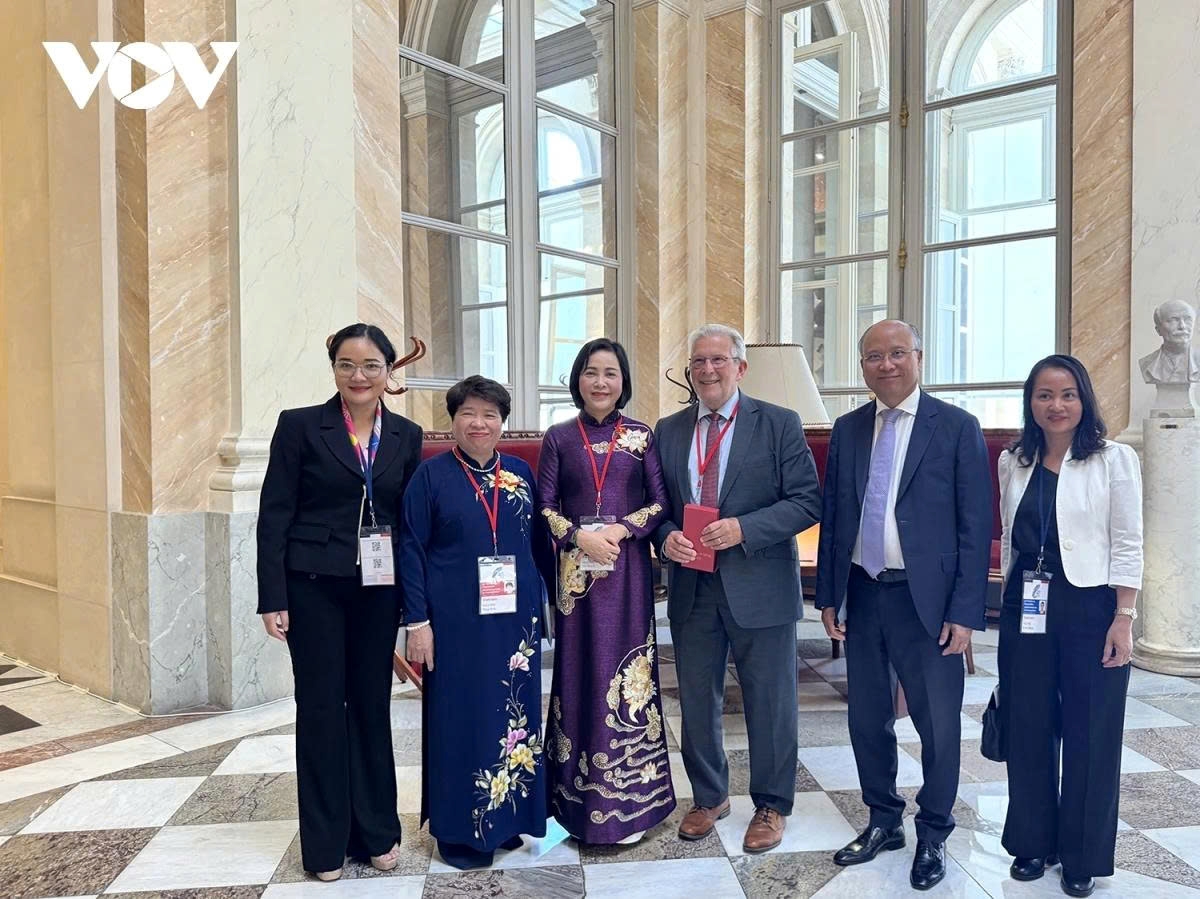 Vice Chairwoman of the National Assembly of Vietnam Nguyen Thi Thanh (third from left) and Vice President of the Luxembourg Chamber of Deputies Mars Di Bartolomeo (third from right) in Paris, France, on the sidelines of the 50th APF General Assembly