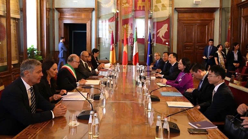 Vietnamese Vice President Vo Thi Anh Xuan and Rome Mayor Roberto Gualtieri during their working session in Rome on June 30. (Photo: MOFA)
