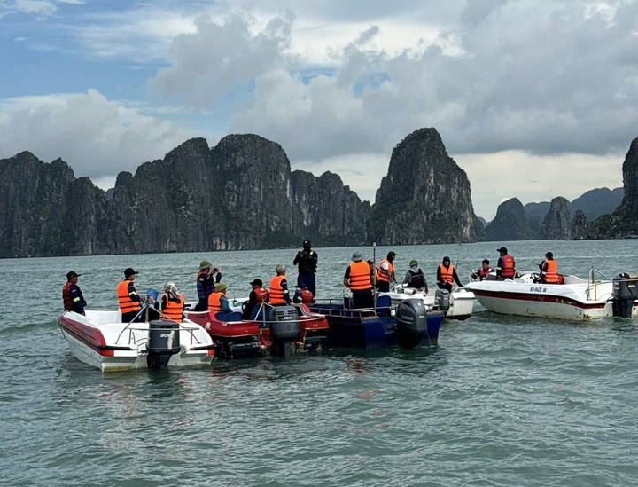 Search and rescue workers have discovered a body believed to be the final missing male victim from the July 19 tourist boat capsizing incident in Ha Long Bay, Quang Ninh province. (Photo: vtcnews.vn)