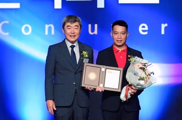 Vietjet Commercial Deputy Director Dinh Xuan Thuy (right) receives the award from Chief Judge Yoo Chang-jo. (Photo courtesy of Vietjet)