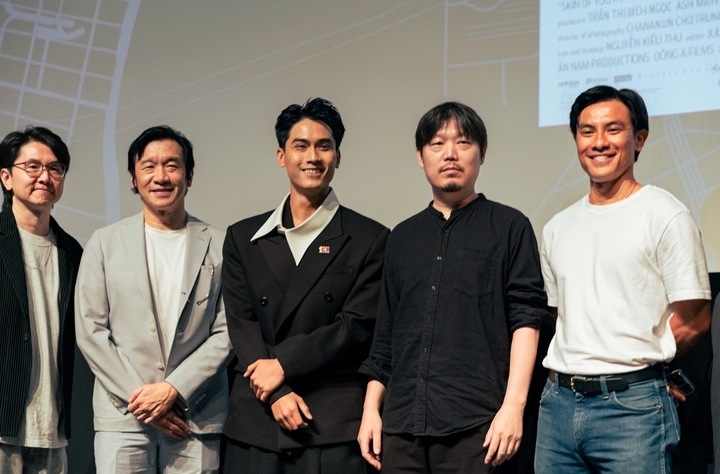 Actor Vo Dien Gia Huy (C) represents Vietnamese film crew to receive the Special Jury Award in the Uncaged Award category at the NYAFF. (Image: vtcnews.vn)