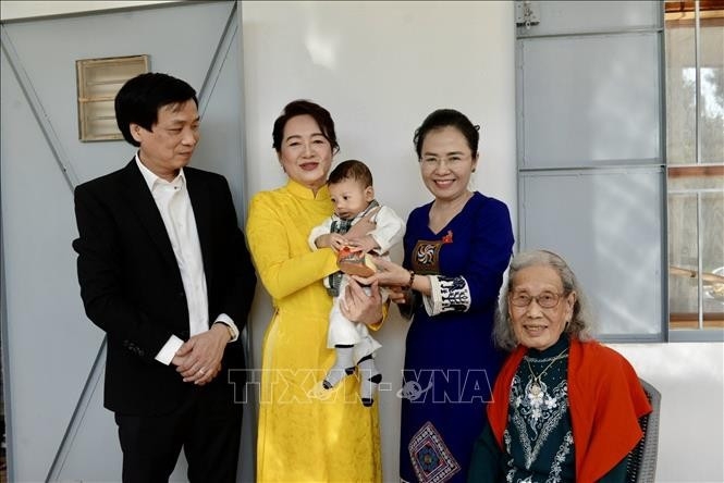 National Assembly (NA) Chairman Tran Thanh Man’s spouse, Nguyen Thi Thanh Nga, visits Vietnamese community in Douar Sfari - the Vietnam Village on the outskirts of Kénitra city on July 26. (Photo: VNA)
