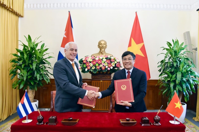 Vietnam’s Standing Deputy Minister of Foreign Affairs Nguyen Minh Vu (R) and Cuba’s First Deputy Minister of Foreign Affairs Gerardo Peñalver Portal (Photo: VNA)
