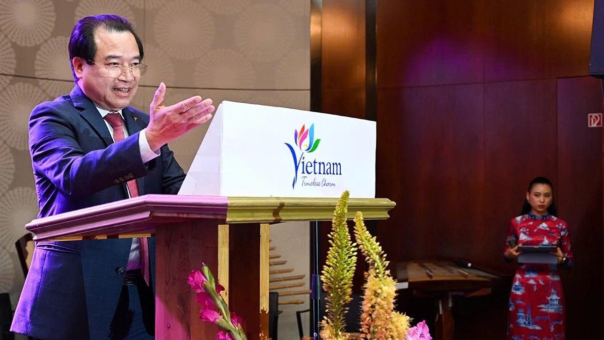 Ha Van Sieu, deputy director of the Vietnam National Authority of Tourism, speaks at the programme. (Photo: organisers)