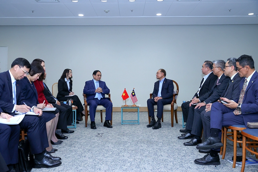 Vietnamese Prime Minister Pham Minh Chinh and Malaysian Prime Minister Anwar Ibrahim meet in Rio de Janeiro, Brazil, on July 6, on the sidelines of the 2025 BRICS Summit