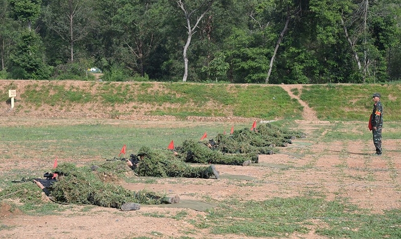 Vietnamese soldiers practice shooting. (Photo: qdnd.vn)