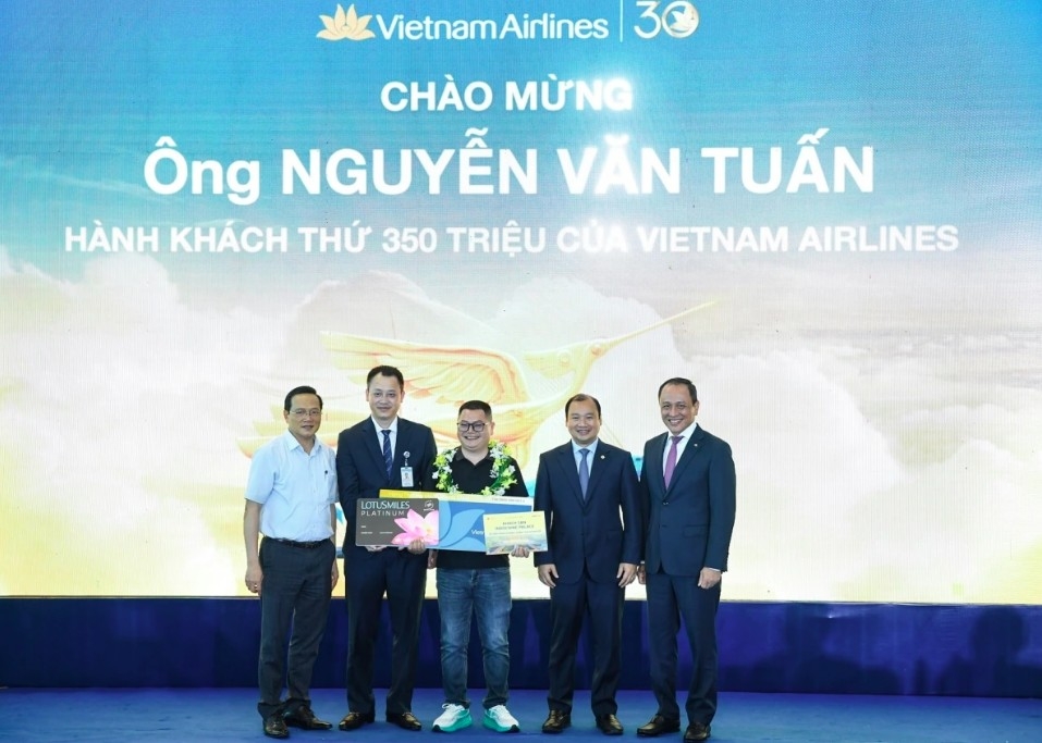 The 350 millionth passenger receives special gifts from Vietnam Airlines representatives