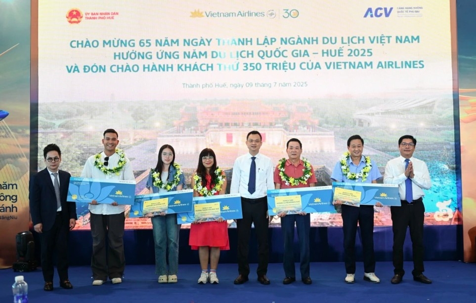 Ten lucky passengers receive return domestic Economy Class tickets