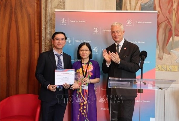 Trinh Thu Huong (C), director of the WTO Chairs Programme of FTU at the awards ceremony. (Photo: VNA)