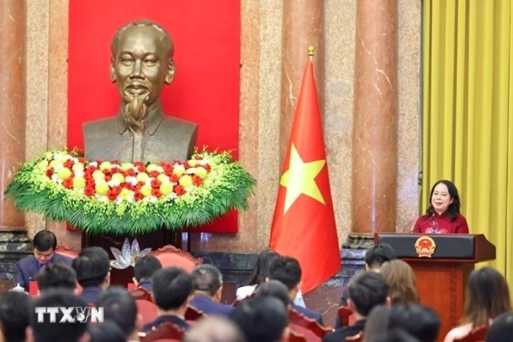 State Vice President Vo Thi Anh Xuan speaks at the meeting with delegates of the sixth Global Forum for Young Vietnamese Intellectuals.