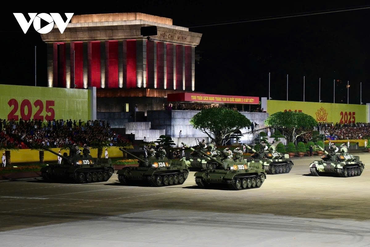 This is the first time in four decades that such military hardware has reappeared at the historic square in preparation for a grand military parade on September 2 to mark Vietnam’s .80th National Day.