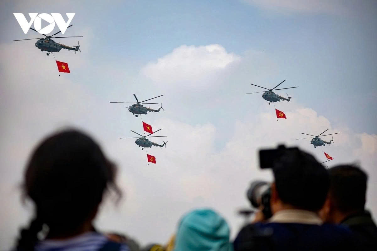 Around 10:30 a.m., a formation of helicopters carrying the Party flag and the national flag enters the Ba Dinh Square area amid the cheers and excitement of the people.