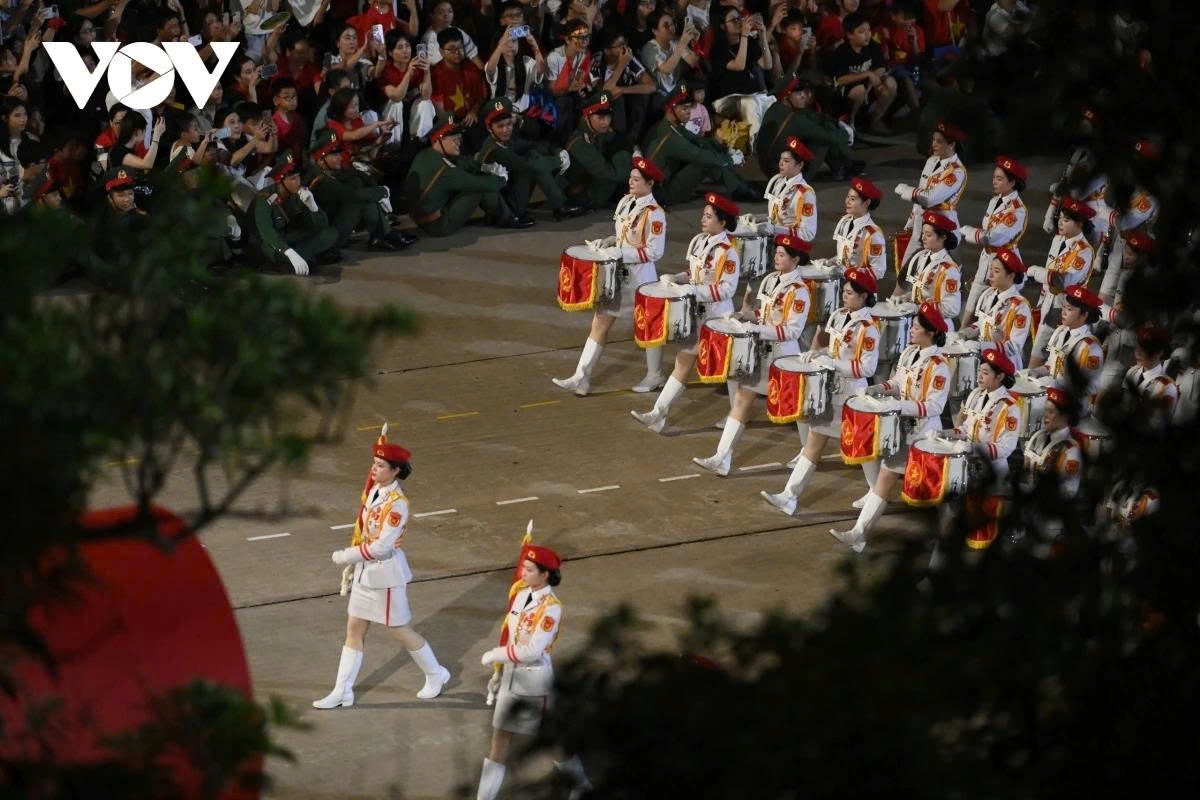 At exactly 8 p.m., following a ceremonial artillery salute at Mỹ Đình National Stadium, the rehearsal began with the parade of ceremonial flag units, marching contingents, Vietnamese military formations, foreign armed forces, militia and self-defence forces, and police formations.