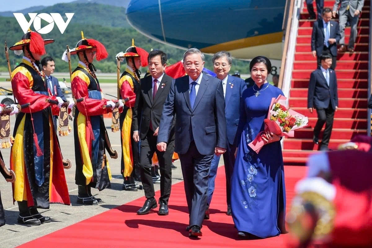 General Secretary To Lam and his spouse, along with the high-level Vietnamese delegation, arrive in Seoul, on August 10, beginning their State visit to the Republic of Korea.