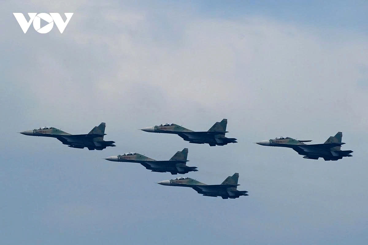This marks the first time Vietnam’s most advanced combat aircraft has performed aerobatic maneuvers over Ba Dinh Square during a rehearsal for the upcoming parade.