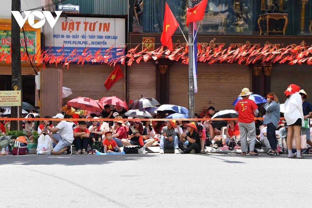 From the early morning, residents brave the sun to gather along major streets of Hanoi, waiting to watch the parade formations for the second full rehearsal, slated for 8 p.m. of the same day.