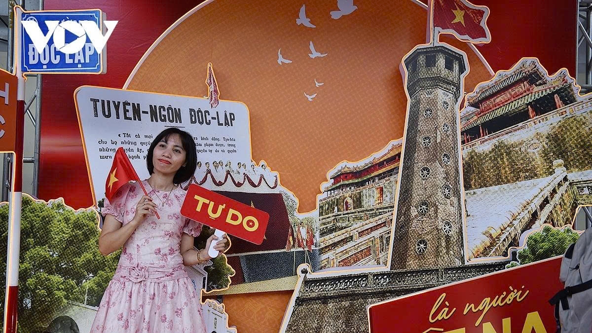 Many historical landmarks, such as Ba Dình Square, the Hanoi Flag Tower, and the Thang Long Imperial Citadel, are recreated in large-scale paintings near Hoan Kiem Lake, becoming popular photo spots for residents.