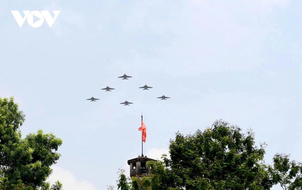 It’s a striking moment as six L-39NG jets roar past the iconic Hanoi Flag Tower.