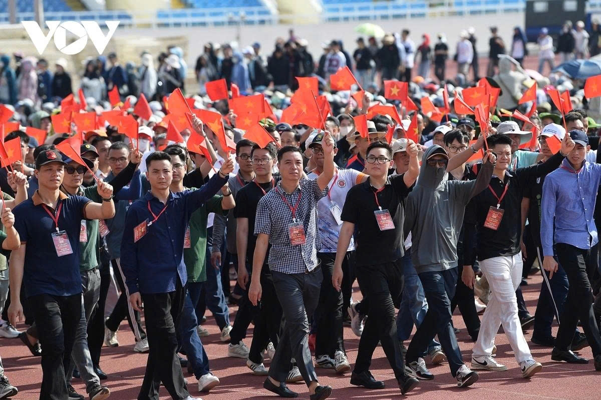 He notes that this is also an exceptionally meaningful occasion for the civic formations, not only to participate in the parade but also to demonstrate their patriotism through concrete actions.