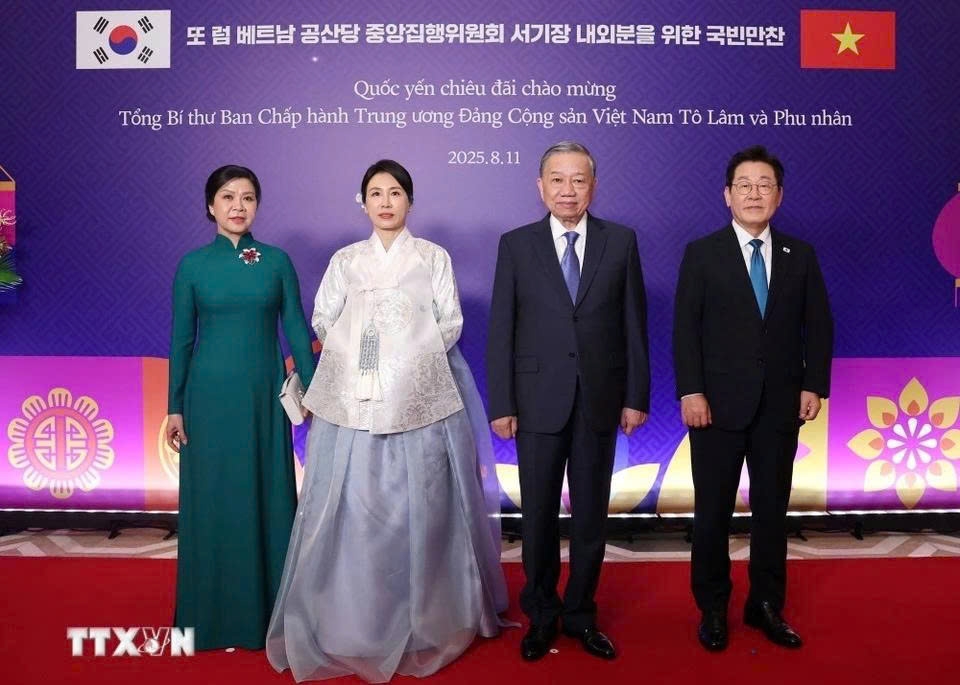 On the evening of August 11, General Secretary To Lam and his spouse, along with the high-level Vietnamese delegation, attend a State banquet hosted by President Lee Jae-myung and his spouse. In his remarks, the General Secretary emphasises that Vietnam supports the Rok’s development policies, always values cooperation with the RoK, and hopes that the country has been and will continue to accompany Vietnam in the new rising era. (Photo: VNA)