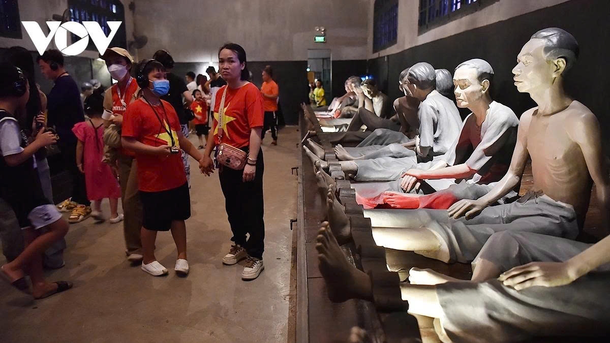 The Hoa Lo Prison historical site (Maison Centrale) used to detain revolutionary fighters and patriots and considered a “hell on earth” in the past is one of the attractions drawing visitors during this occasion.