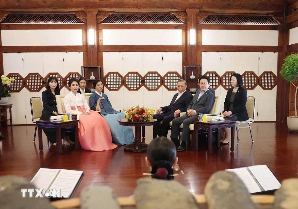 On August 12, at the Blue House in Seoul, General Secretary To Lam and his spouse join President Lee Jae-myung and his spouse for a tea party and traditional art performances from both countries. (Photo: VNA)