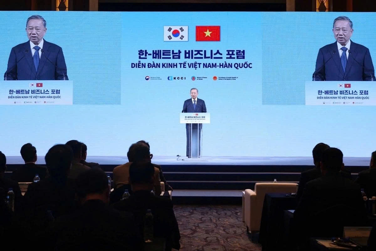 Also on August 12, General Secretary To Lam and Prime Minister Kim Min-seok attendsd the Vietnam–RoK Economic Forum, attracting the participation of more than 400 businesses from both countries. Both sides sign many cooperation documents in the fields of energy, industry, digital infrastructure, digital transformation, supply chains, finance, and banking.