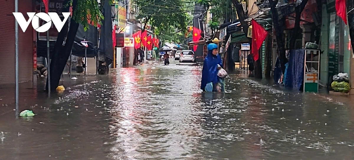 Hoa Bang Street in former Cau Giay District faces the same situation, with severe inundation.